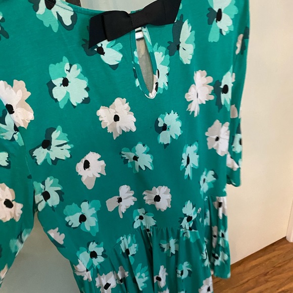 Green floral, flowy blouse with bow - size small - Picture 3 of 3